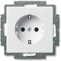 Розетка встраиваемая ABB Basic 55 с заземлением, со шторками, цвет альпийский белый